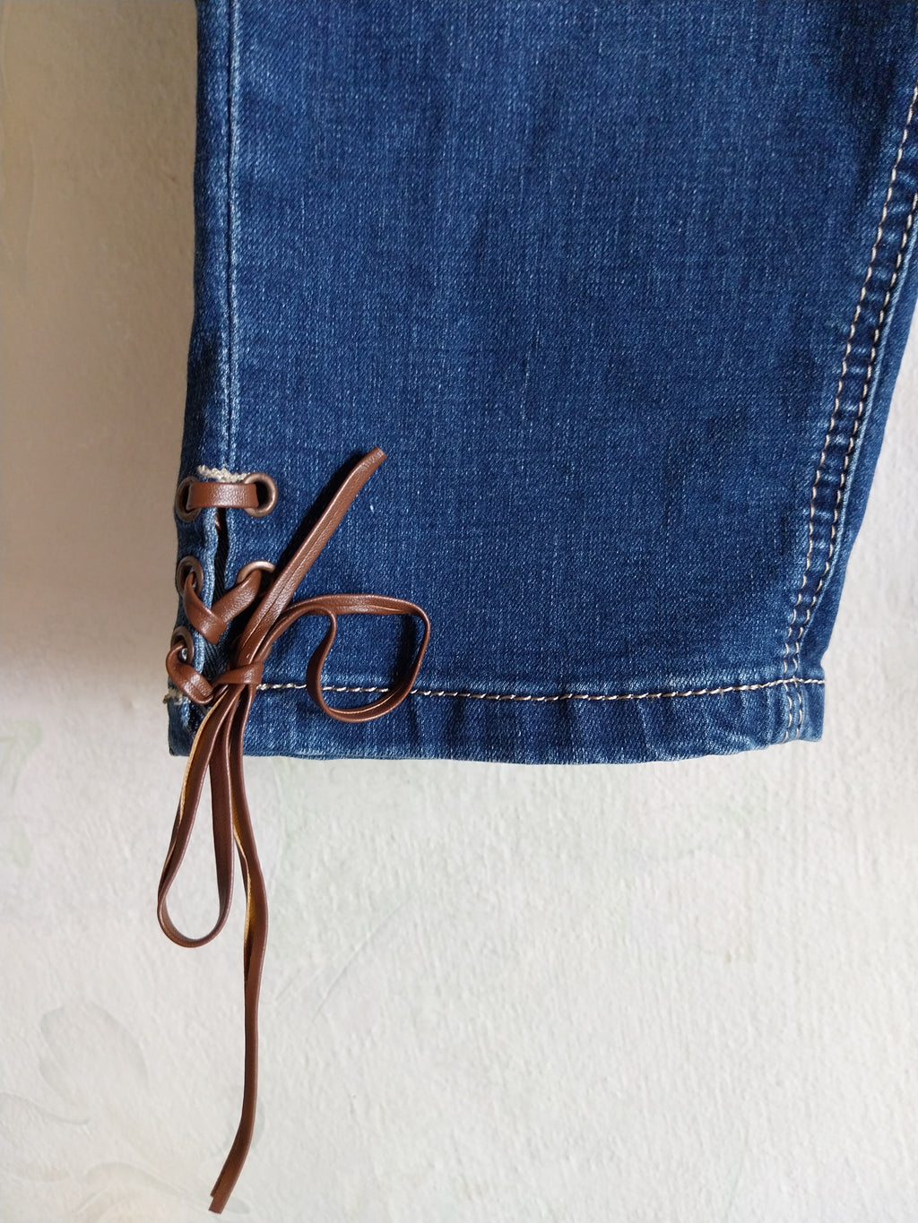 Dirndl Denim Capri Jeans — Embroidered, Size M, Oktoberfest Style