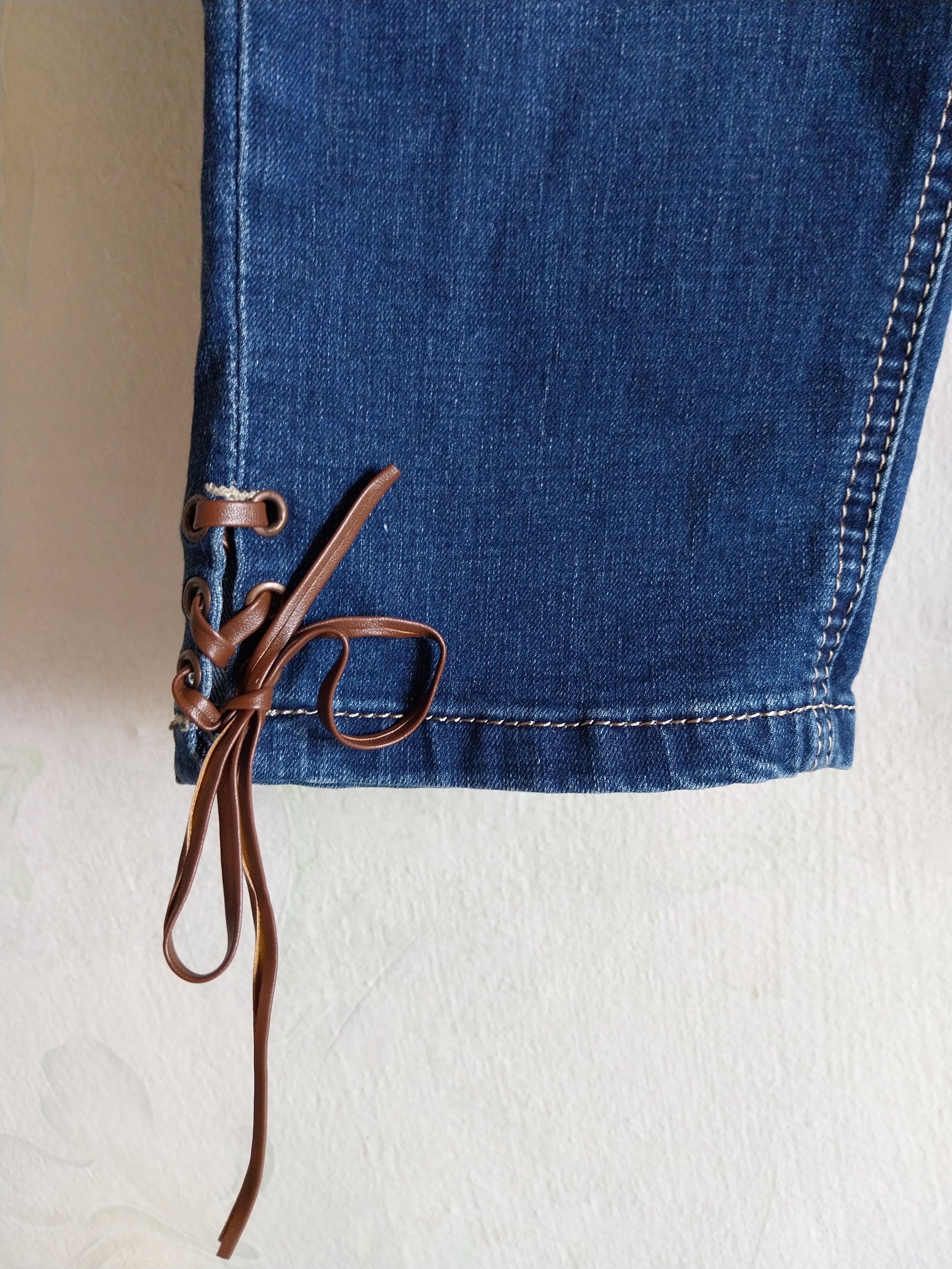 Dirndl Denim Capri Jeans — Embroidered, Size M, Oktoberfest Style