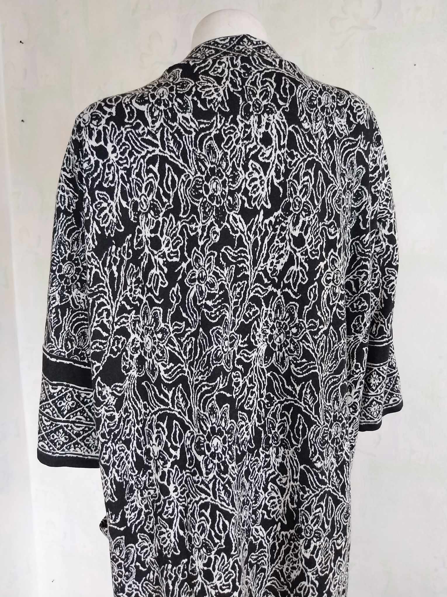 Vintage Moroccan Long Cardigan — Black & White arabesque floral pattern