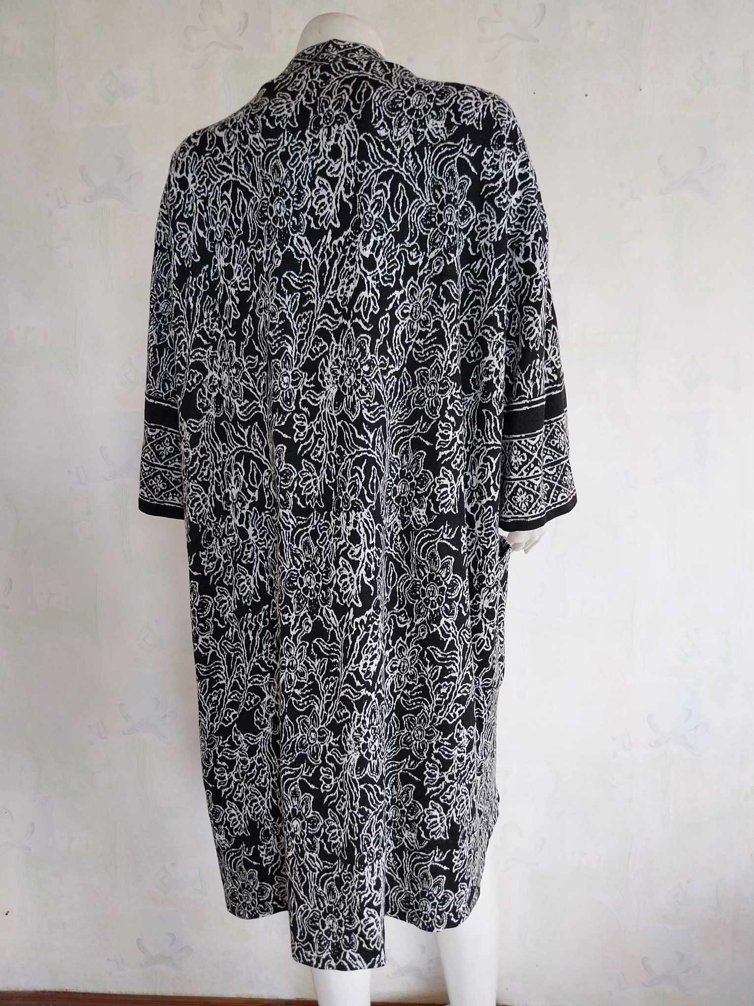 Vintage Moroccan Long Cardigan — Black & White arabesque floral pattern