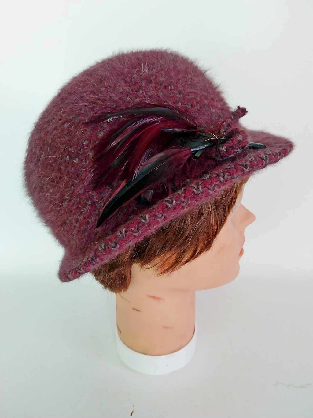 Vintage Purple Cloche Hat — Favorit Modell with Feather Detail