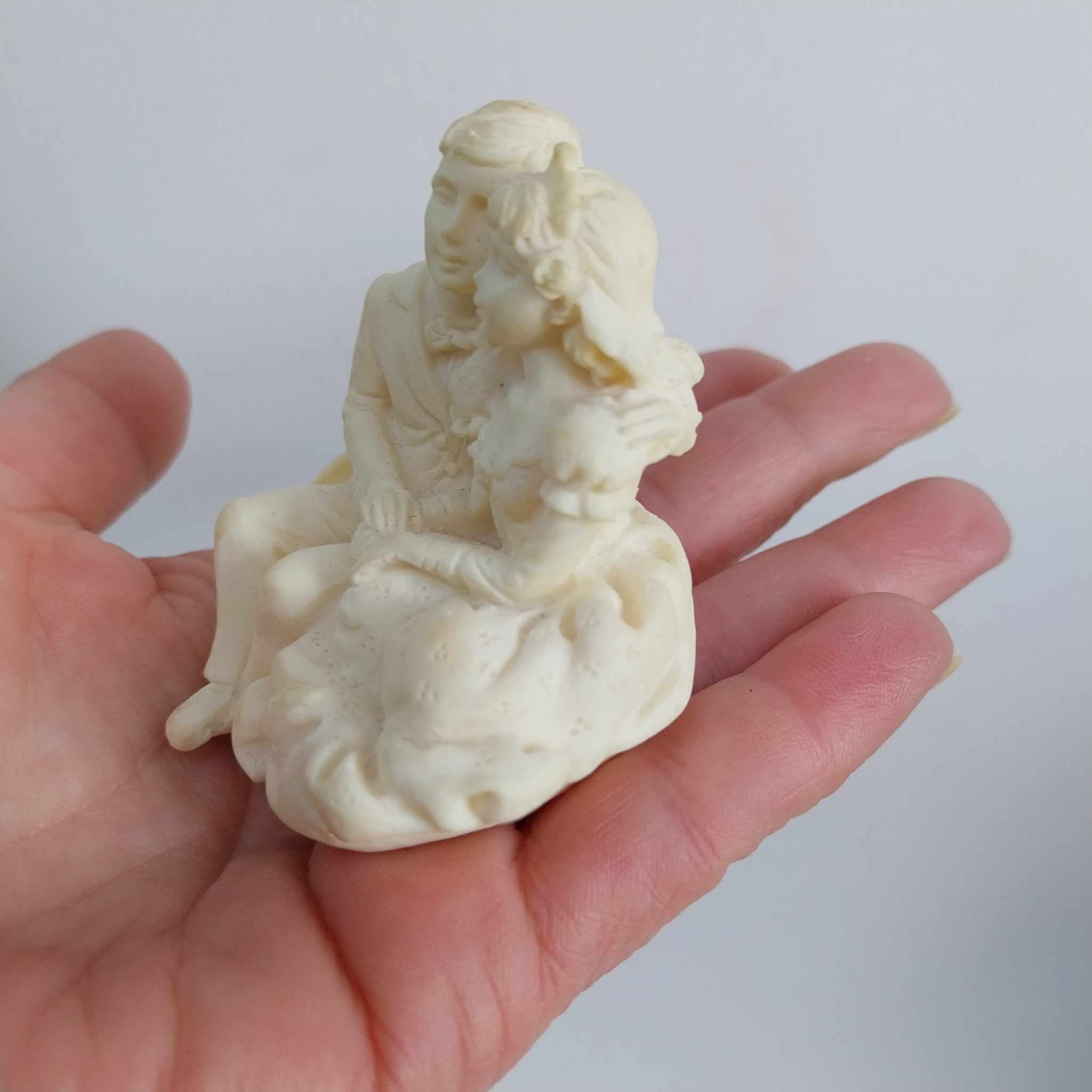 Miniature figure Romeo and Juliet made of polyresin, Vintage figurine from Italy