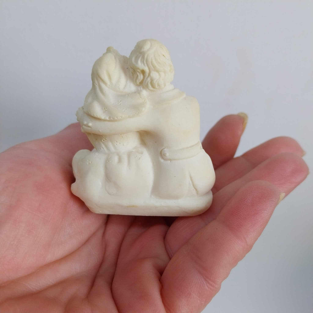 Miniature figure Romeo and Juliet made of polyresin, Vintage figurine from Italy