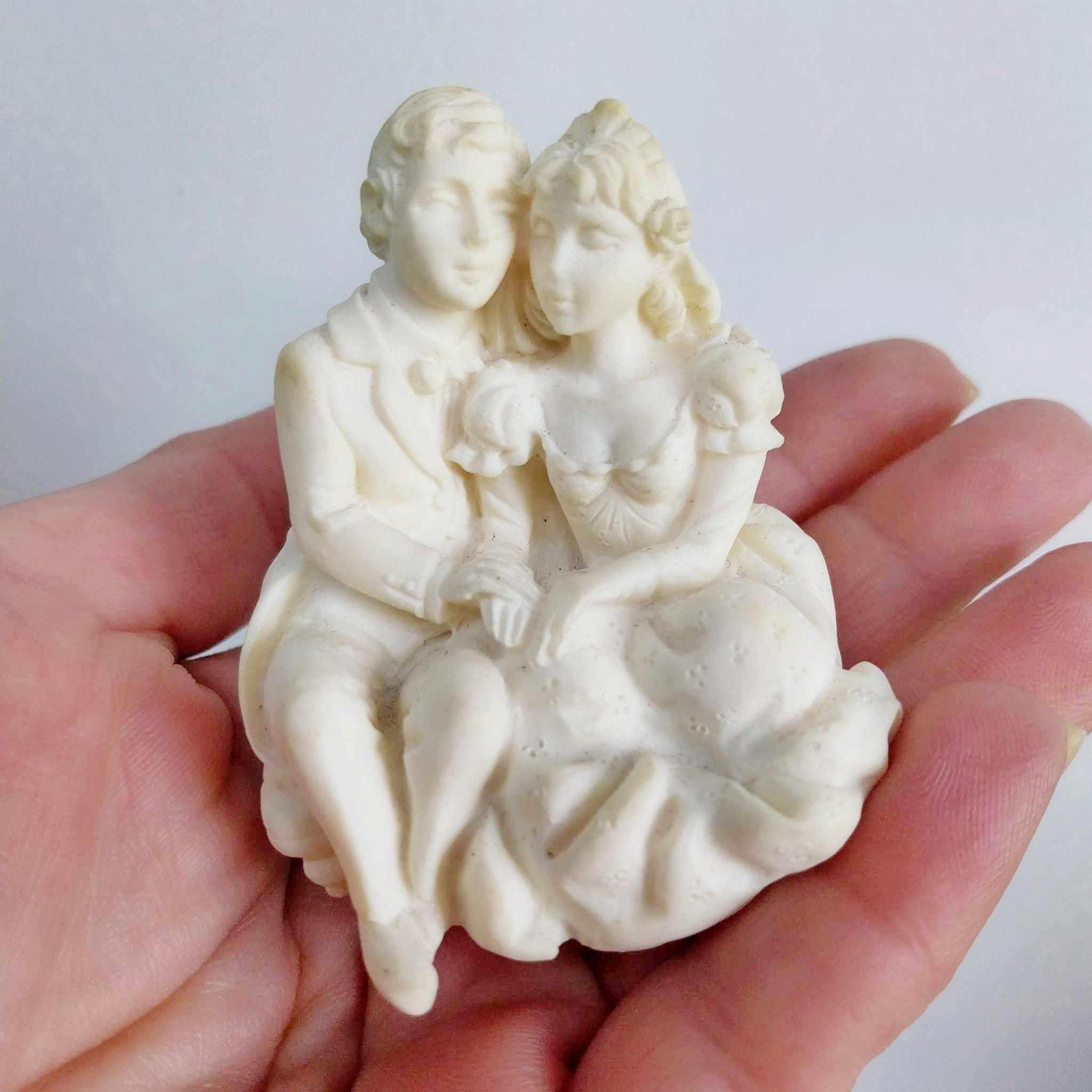 Miniature figure Romeo and Juliet made of polyresin, Vintage figurine from Italy