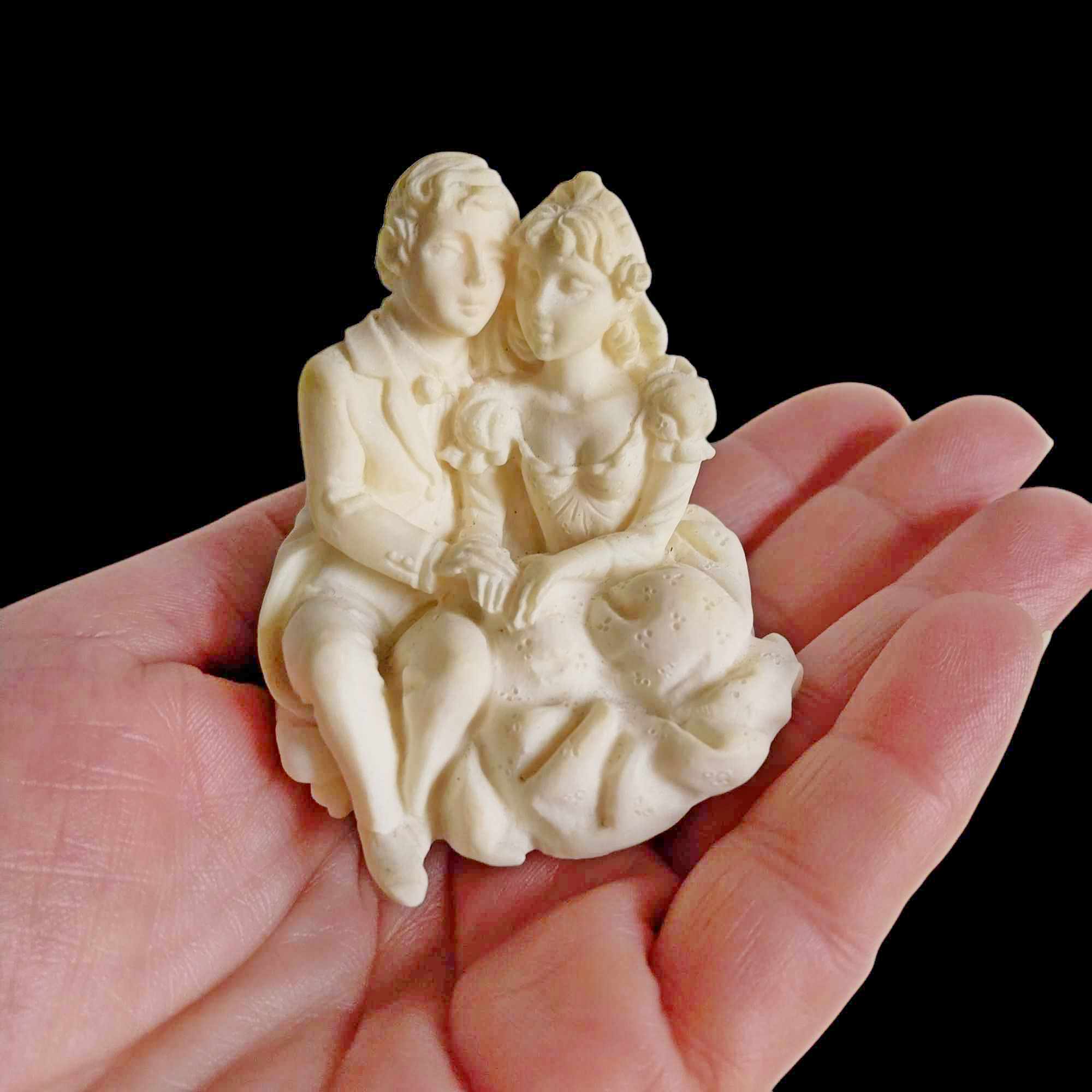 Miniature figure Romeo and Juliet made of polyresin, Vintage figurine from Italy