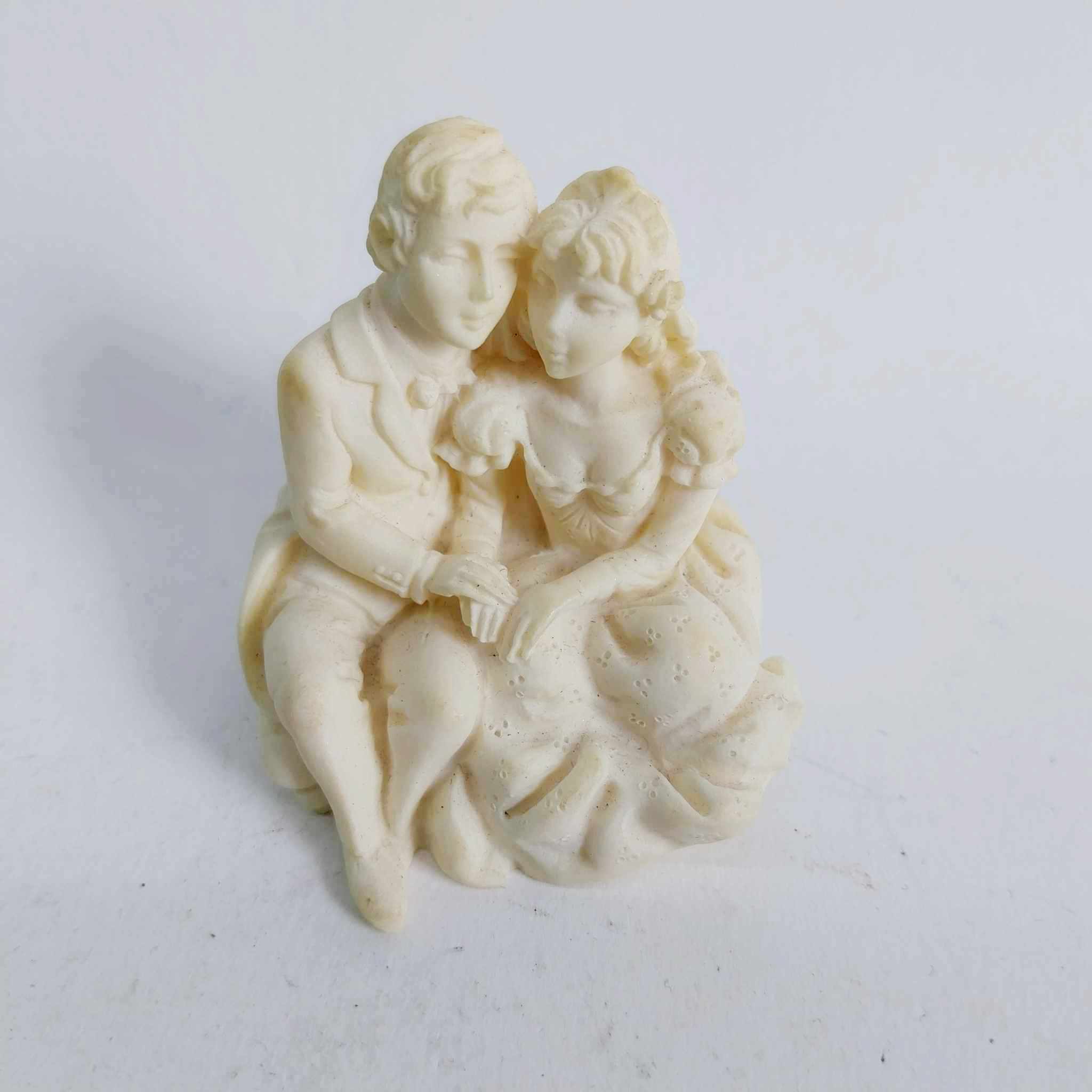 Miniature figure Romeo and Juliet made of polyresin, Vintage figurine from Italy