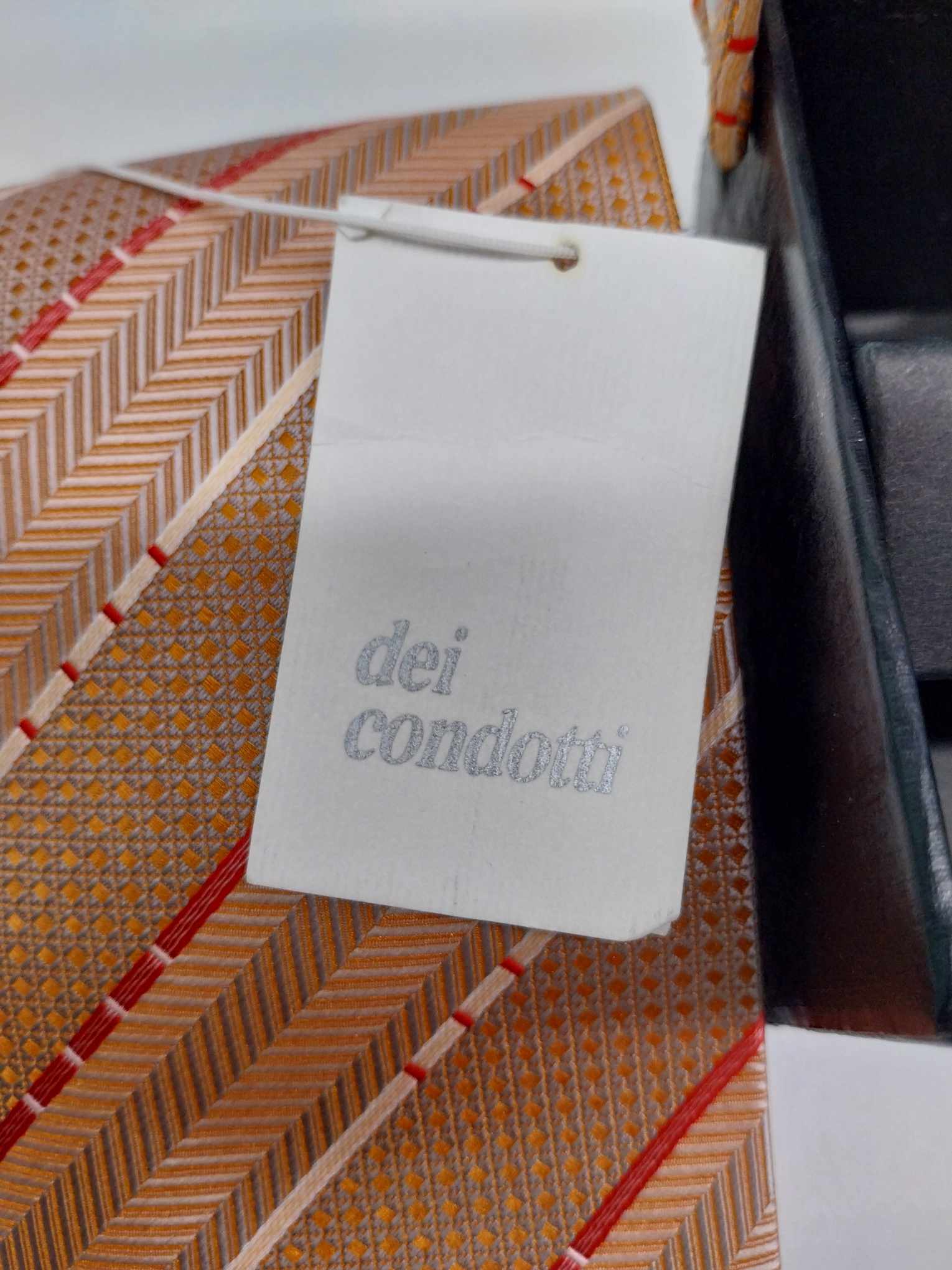 Elegant men's silk tie and cufflinks set by the Italian brand dei condotti, in original box