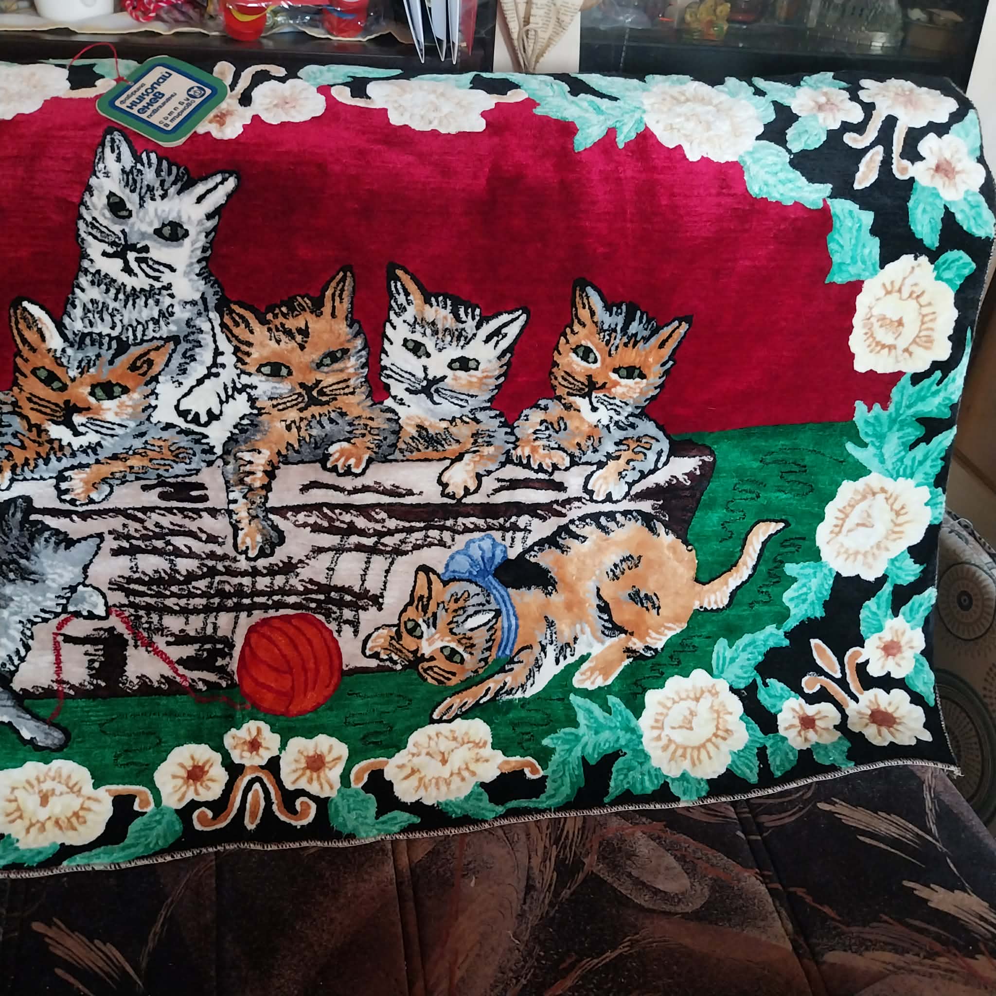 Vintage Bulgarian plush wall carpet with kittens from 1974, with original label