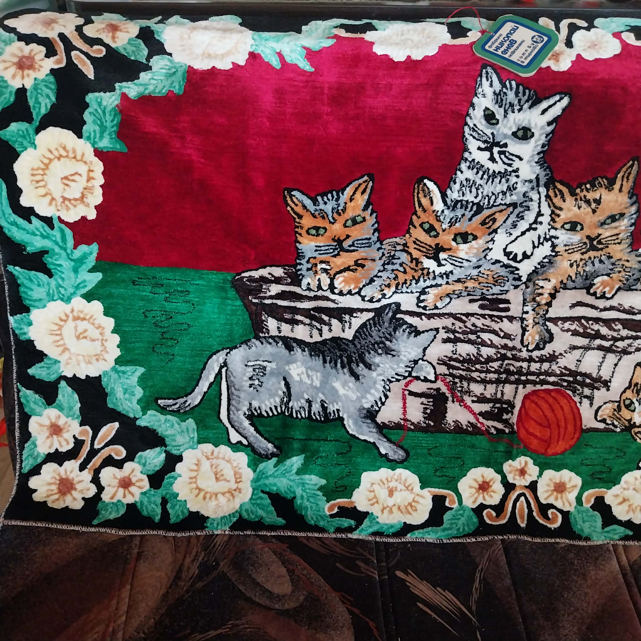 Vintage Bulgarian plush wall carpet with kittens from 1974, with original label