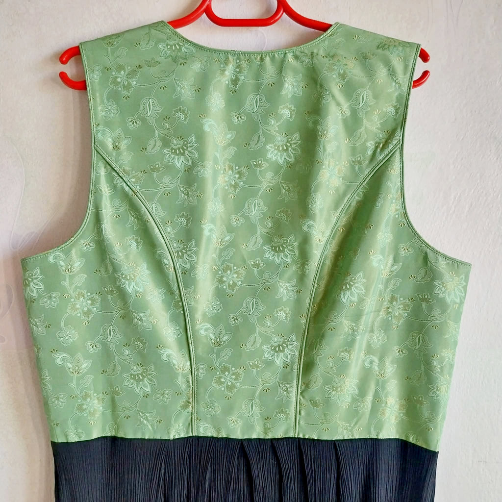 Vintage Dirndl Dress by Lisa's Landhaus – Green Jacquard & Black Skirt, Size 44