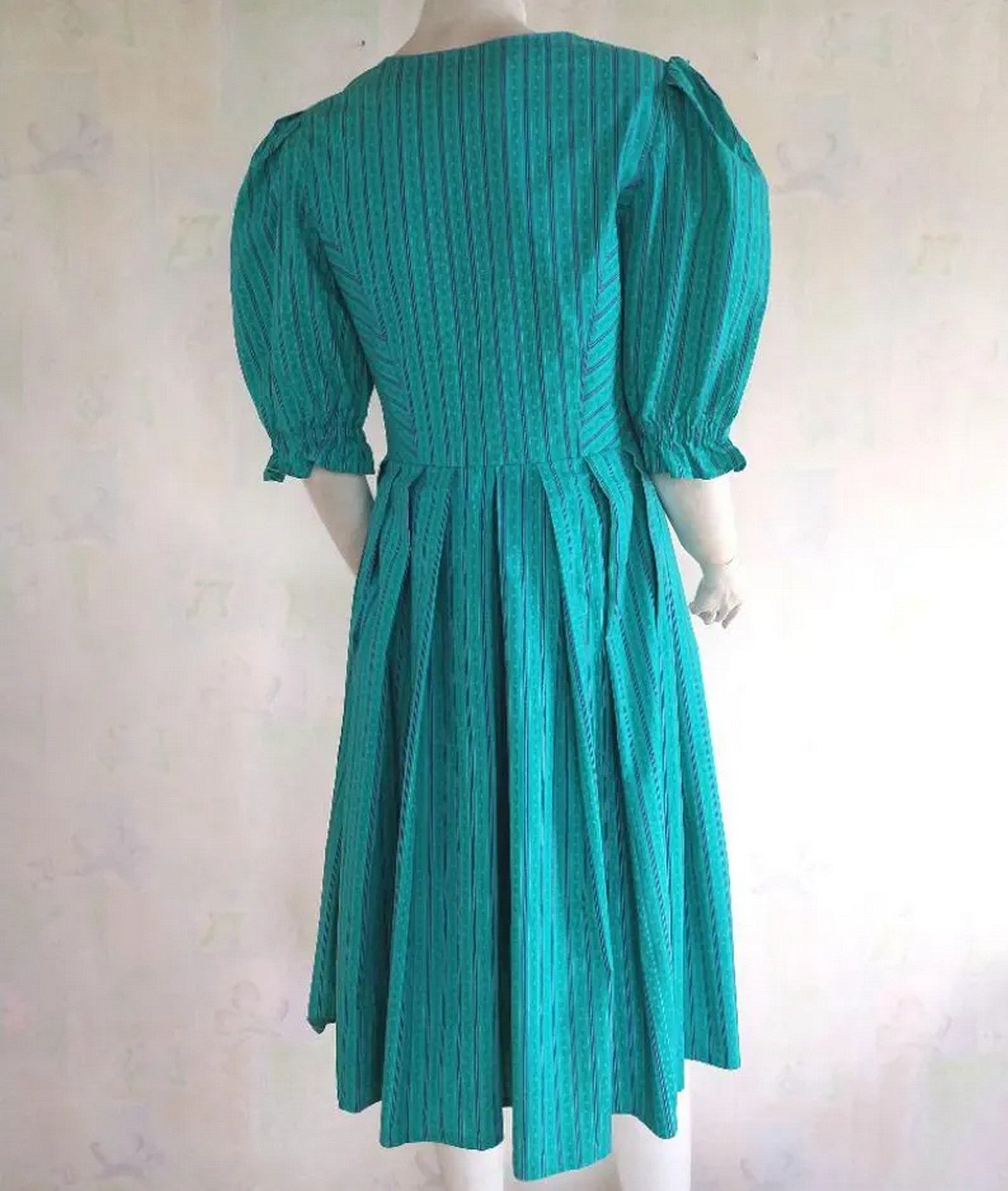 Vintage dress in green with petite floral pattern, puffy three-quarter sleeves and silver buttons