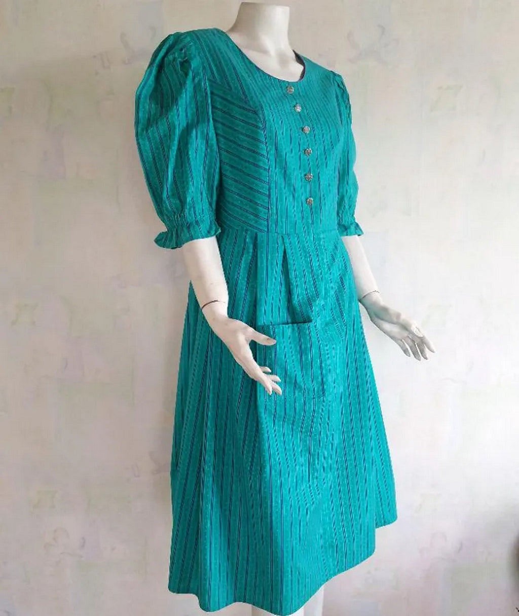 Vintage dress in green with petite floral pattern, puffy three-quarter sleeves and silver buttons