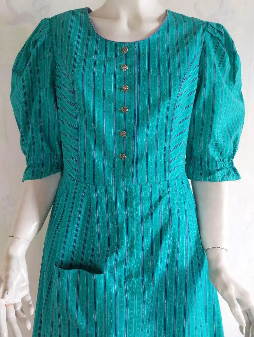 Vintage dress in green with petite floral pattern, puffy three-quarter sleeves and silver buttons