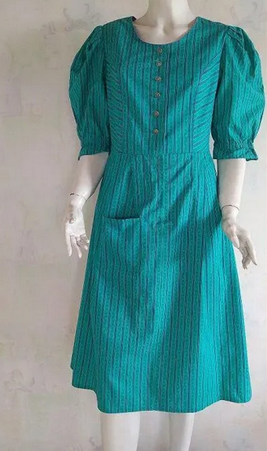 Vintage dress in green with petite floral pattern, puffy three-quarter sleeves and silver buttons