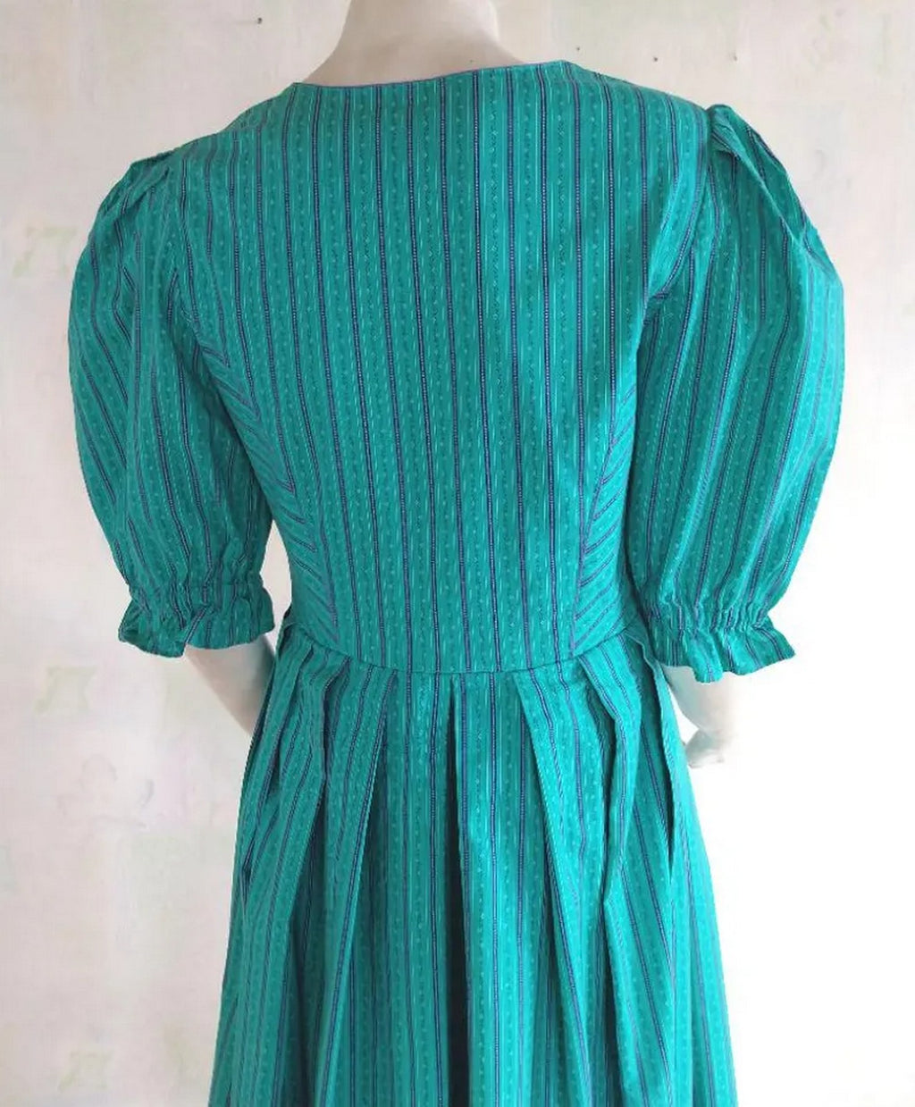 Vintage dress in green with petite floral pattern, puffy three-quarter sleeves and silver buttons