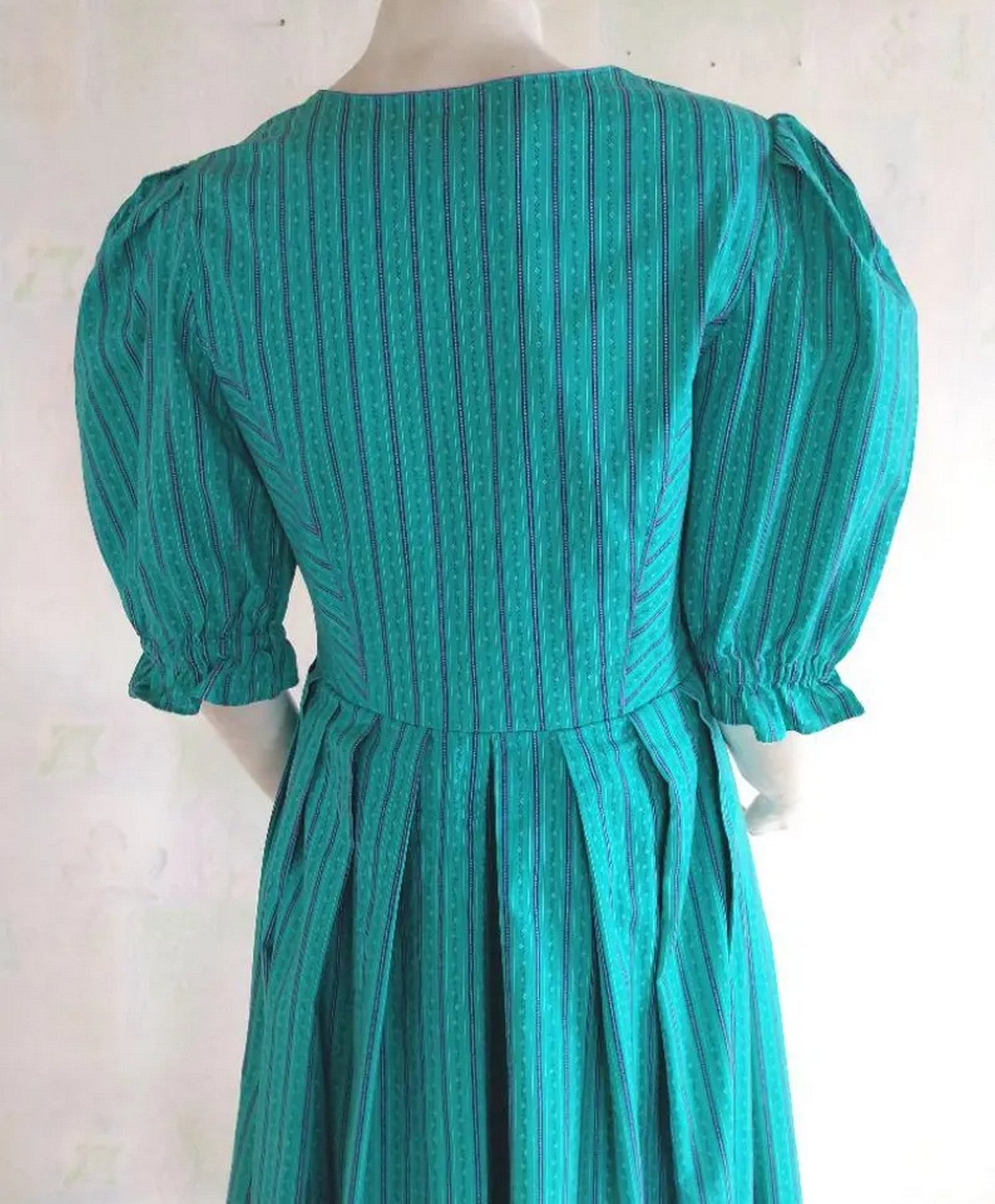 Vintage dress in green with petite floral pattern, puffy three-quarter sleeves and silver buttons