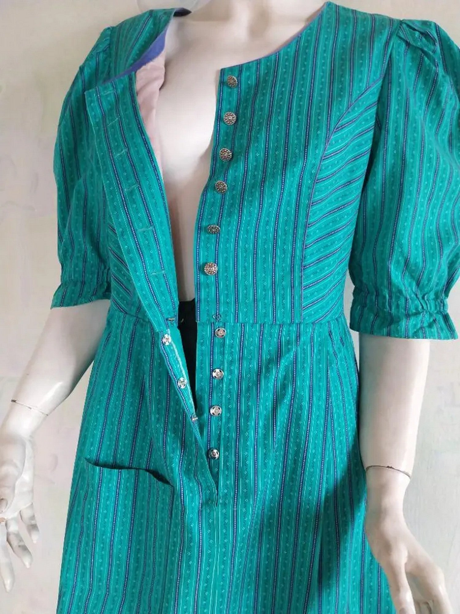 Vintage dress in green with petite floral pattern, puffy three-quarter sleeves and silver buttons